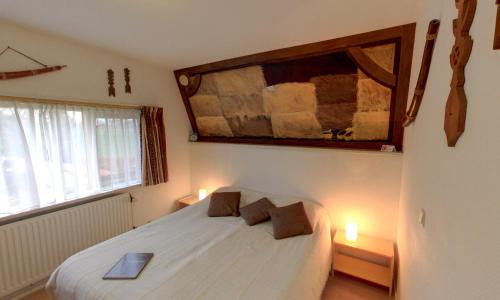 Schlafzimmer mit einem Bett und einem Wandspiegel in der Unterkunft B&B Sagenland in Harbrinkhoek