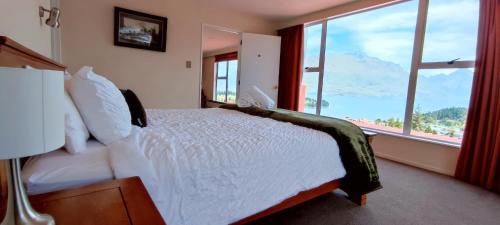 Una cama o camas en una habitación de Spacious Home with Awesome Lake Views