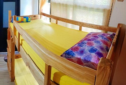 ein Etagenbett aus Holz mit einer bunten Decke darauf in der Unterkunft Sagada Younganaut Lodge in Sagada