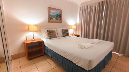 - une chambre avec un lit et 2 serviettes dans l'établissement K Resort Surfers Paradise Apartments, à Gold Coast