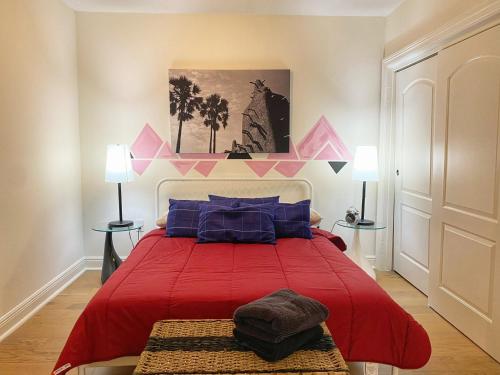 een slaapkamer met een rood bed met 2 lampen bij Miami Downtown 5 people Apartment - 5 minutes to Bayfront Park in Miami