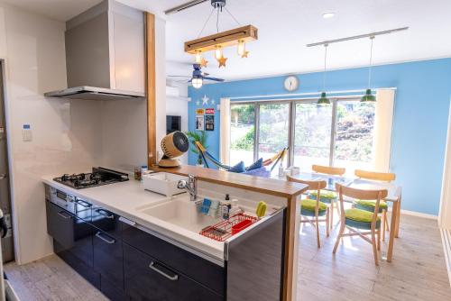 a kitchen and dining room with a dining table at #3LDK一軒家 #長期滞在可能 #海まで4分-- Starry Sky Resort Okinawa -- in Onna