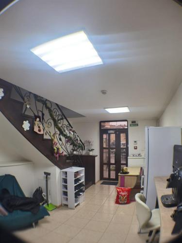 uma sala de estar com uma escada numa casa em Солензара em Mukacheve