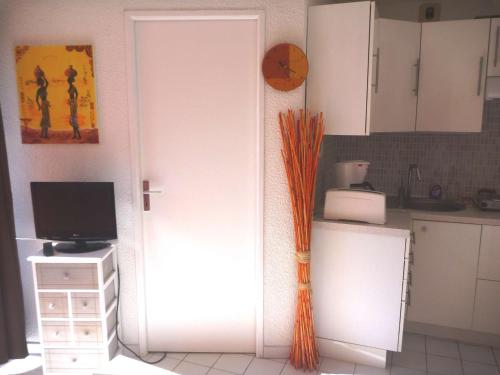 Photo de la galerie de l'établissement Appartement 4 pers avec piscine, accès plage direct, parking, et terrasse - Marseillan - FR-1-387-70, à Marseillan