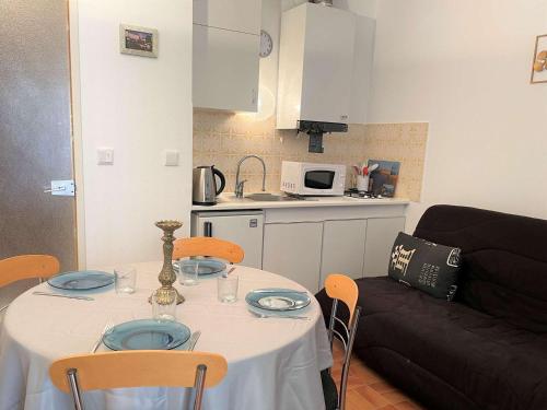 Photo de la galerie de l'établissement Studio confortable avec loggia, à 850 m de la plage et proche du port - Cap d'Agde - FR-1-249-270, au Cap d'Agde