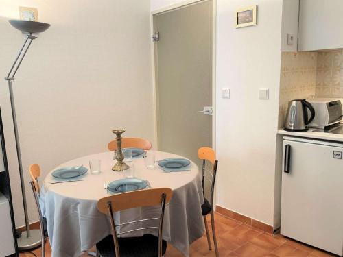 Photo de la galerie de l'établissement Studio confortable avec loggia, à 850 m de la plage et proche du port - Cap d'Agde - FR-1-249-270, au Cap d'Agde