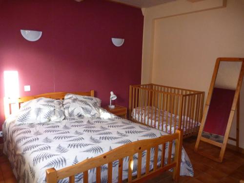 une chambre avec un lit avec une couette blanche dans l'établissement Appartement 6 pers, terrasse, à 2 pas de plage et commerces, parking, option Internet - FR-1-387-153, à Marseillan