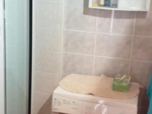 La salle de bains est pourvue de toilettes et d'une serviette. dans l'établissement Appartement 6 pers, terrasse, à 2 pas de plage et commerces, parking, option Internet - FR-1-387-153, à Marseillan
