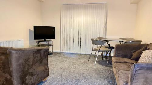 sala de estar con sofá, TV y mesa en Two bedroom Entire Apartment in Roman road with Free Parking, en Middlesbrough