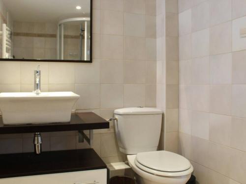 une salle de bain avec des toilettes blanches et un lavabo dans l'établissement Maison de charme rénovée 4 pers., Saint-Georges-d'Oléron, proche plage, Wifi, parking gratuit - FR-1-246A-85, à Saint-Georges-dʼOléron