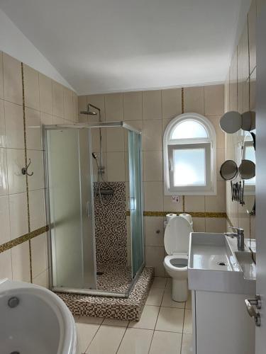 Koupelna v ubytování Villa Neyla Four bedroom Coral Bay Beach front