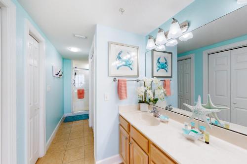 La salle de bains est pourvue d'un lavabo et d'un miroir. dans l'établissement Harbour Pointe 703, à Perdido Key