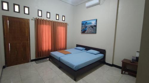 Tempat tidur dalam kamar di Bintang Homestay Watukarung