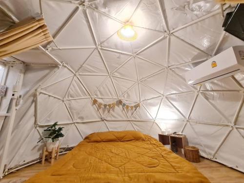 um quarto com uma cama numa tenda branca em SB Inn em Phetchaburi