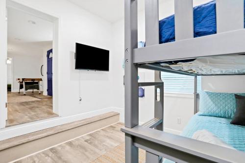 a room with a bunk bed and a tv at Blue on Fox Run in Apollo Beach