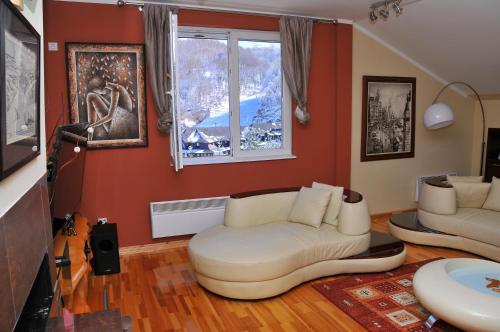 Ruang duduk di APARTMENTS FOKA & SPA - 600m from Gondola ski lift