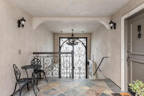 kute żelazne drzwi w korytarzu ze stołem i krzesłami w obiekcie Luxury 2-Bedroom Condo in Studio City w Los Angeles