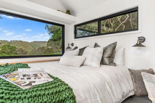 um quarto com uma cama e uma janela grande em Altitude Kangaroo Valley em Kangaroo Valley