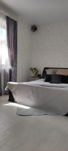 una camera con un grande letto bianco di Дом с красивым видом a Arzni