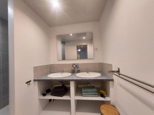 a bathroom with two sinks and a mirror at Super t6 avec terrasse à Cergy in Cergy