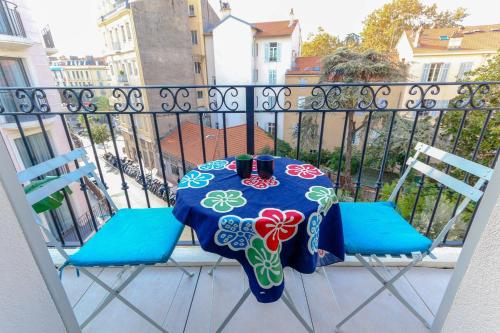 une table et deux chaises sur un balcon dans l'établissement 2BR Close Gare Station AC and Balcony DOWNTOWN CANNES - BENAKEY, à Cannes