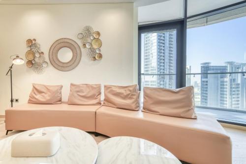 sala de estar con sofá y ventana grande en RP Heights, Downtown Dubai - Mint Stay en Dubái