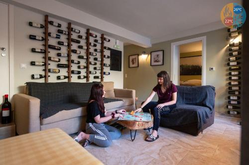 dos mujeres jugando un juego en una sala de estar en City Cottage - Kalamata Villas en Kalamata