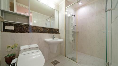 W łazience znajduje się toaleta, prysznic i umywalka. w obiekcie Museum Stay w mieście Yongin