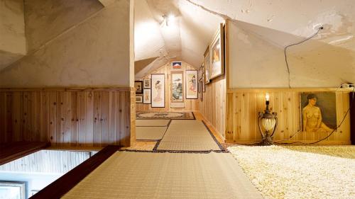 Habitación con paredes de madera y techo con suelo de baldosa. en Museum Stay, en Yongin