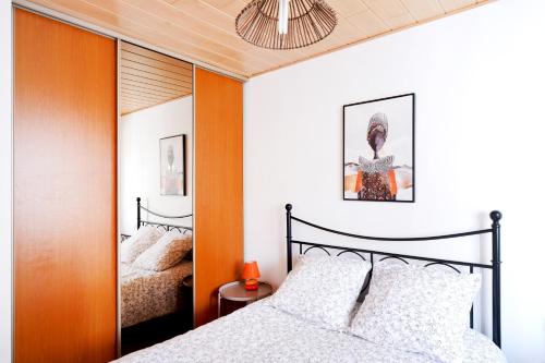 a bedroom with a bed and a mirror at Appartement au pays basque in Ahetze