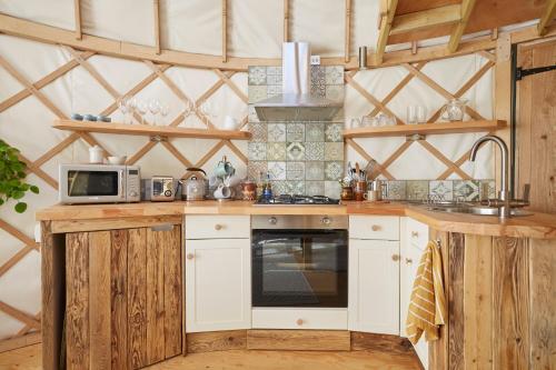 Η κουζίνα ή μικρή κουζίνα στο Puckaster Cove Luxury Yurt