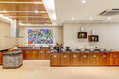 Una cocina o zona de cocina en Lemon Tree Hotel, Ahmedabad