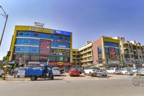 a city with cars parked in front of buildings at Hotel Canada in Vastral