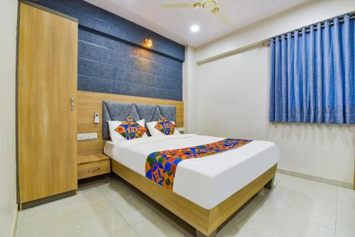 a bedroom with a bed and a blue wall at Hotel Canada in Vastral