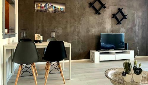 Μια τηλεόραση ή/και κέντρο ψυχαγωγίας στο ✪ Beautiful Studio in Center with Amazing View ✪