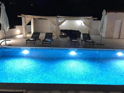 Bazén v ubytování Apartment in Okrug Gornji with sea view, balcony, air conditioning, WiFi 5048-2 nebo v jeho okolí