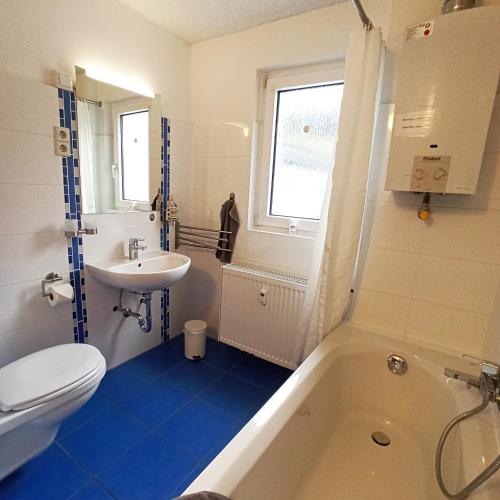 a bathroom with a tub and a toilet and a sink at Wohnen über den Dächern der Cochemer Altstadt in Cochem