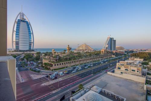 Burj Al Arab View - 1BR in MJL Lamtara 1- Sea View 703 في دبي: اطلاله على مدينه بها مباني وطريق سريع