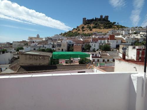 vistas a la ciudad desde el techo de un edificio en Almodovar Alojamientos en Almodóvar del Río