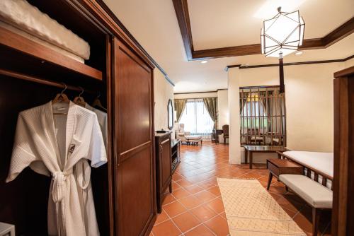 Zimmer mit einem Bademantel, der an einer Tür hängt in der Unterkunft Horizon Village & Resort SHA Plus in Doi Saket