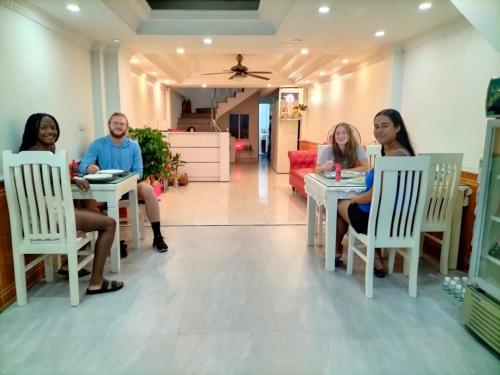 un gruppo di persone sedute ai tavoli in una stanza di Sao Mai Cosy Nest-Noi Bai Airport a Thach Loi