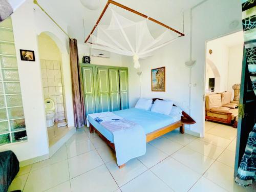 um quarto com uma cama num quarto em Régina Lodge Diégo Suarez Madagascar em Diego Suarez