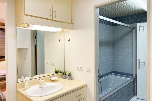 ein Badezimmer mit einem Waschbecken und einer Badewanne in der Unterkunft Fully Equipped Apartment in Zweibrücken