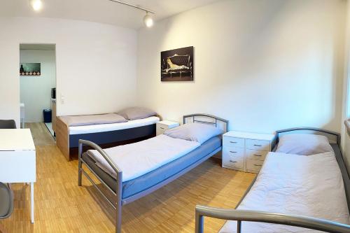 Zimmer mit 2 Betten, einem Tisch und Stühlen in der Unterkunft Fully Equipped Apartment in Zweibrücken