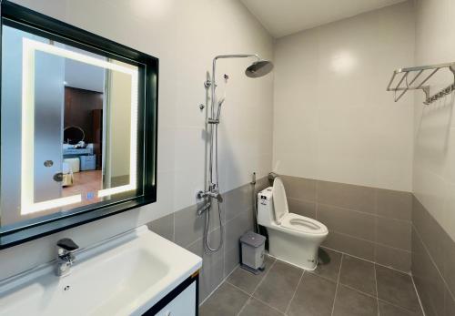 a bathroom with a toilet and a sink and a shower at Dalat Eco House in Trai Mat