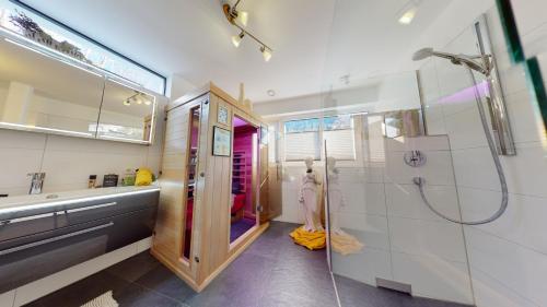 ランデックにあるApartment LANDECK-CITYのシャワーと洗面台付きのバスルーム