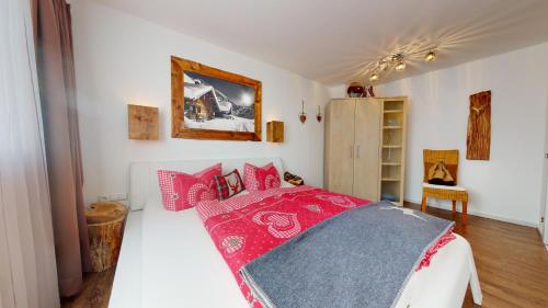 1 dormitorio con 1 cama con almohadas rosas en Apartment LANDECK-CITY, en Landeck
