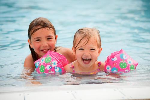 due bambine in acqua in piscina di Camping Park Er Lann a Saint-Pierre-Quiberon