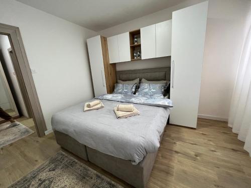 札格雷布的住宿－Wolf Apartment Zagreb，一间卧室配有一张床,上面有两条毛巾