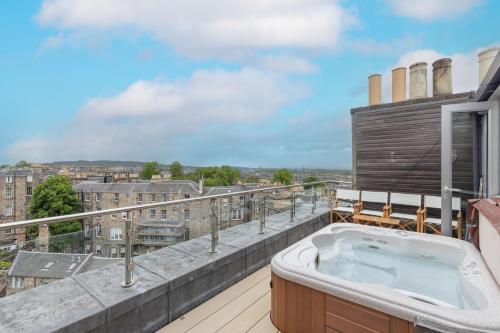 Gallery image of JOIVY Beautiful Penthouse with Terrace & Jacuzzi in Edinburgh